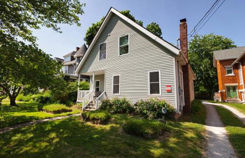 Home STEPS from Oberlin - Foto 2