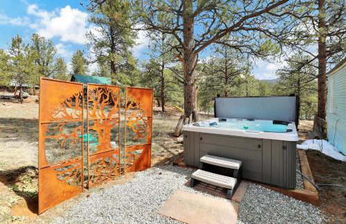 Timeless Pineview Cottage Hot Tub & Pet Friendly - Photo 1