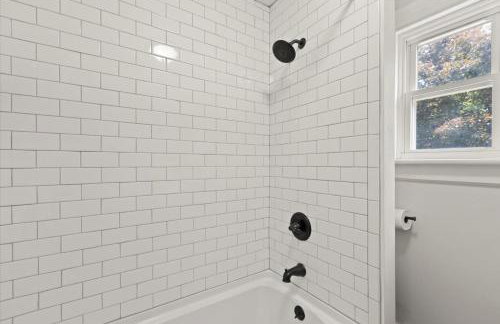 Hudson Restored Farmhouse with Fire Pit - Foto 33