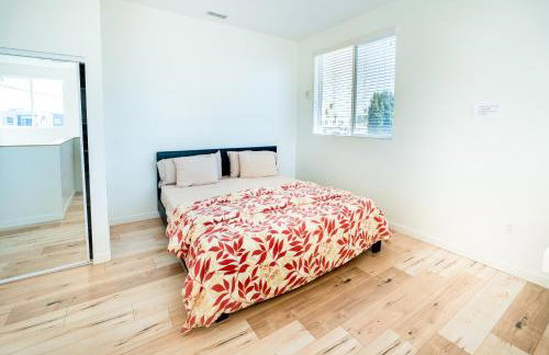 Modern 3 Bedroom 3 Level Loft in Hollywood Sleeps 10 Free Gated Parking Full Kitchen - Photo 14