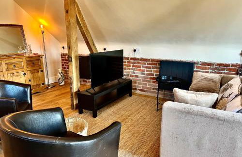 Cosy Hampshire Barn Getaway, Large garden alongside a stunning river - Fire Pit, BBQ, Outdoor seating - Country walks & Pubs - Foto 22
