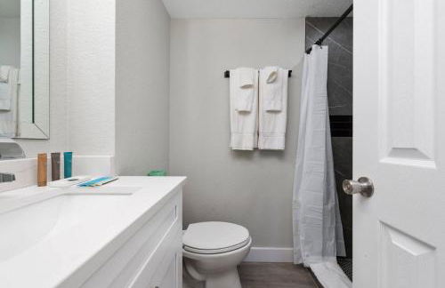 2 Suites at The Enclave Near Universal - Foto 19