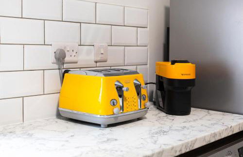 4 Bedrooms Spacious House With 2 Bathrooms Free Parking - sleeps up to 10 guests - Foto 49