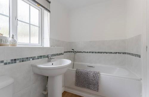 Stylish 5Bedroom Getaway in Quiet Mildenhall Area - Photo 61