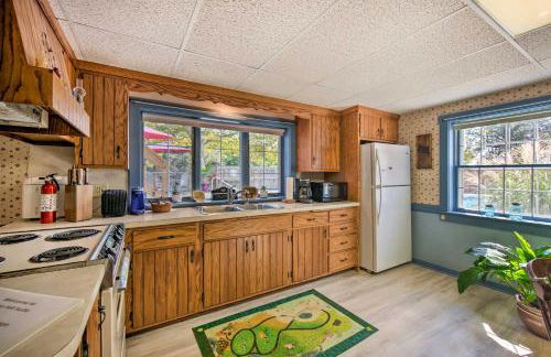 Amish Country Apartment with Cozy Fireplace! - Foto 13