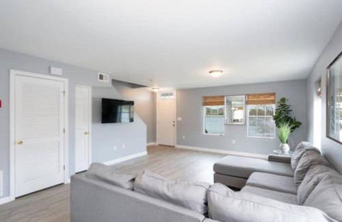 Gorgeous Waterfront 3 Bedroom, 1.5 Bathroom Unit. - Foto 4