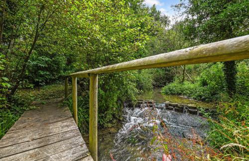 Woodland Cottage by inspirestays-com - Photo 32