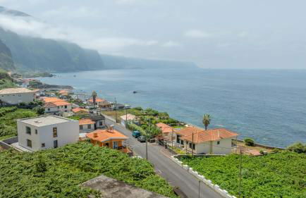 Coastal São Vicente Mountain & Sea View Hideaway with Free Parking - Foto 42