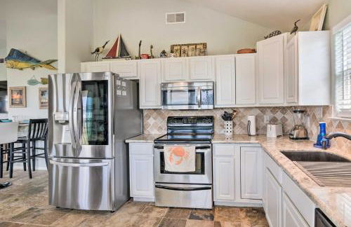 Unwind Poolside, Walk to Beach! Galveston Retreat - Foto 11