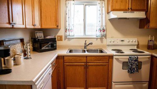 PET FRIENDLY: COZY GETAWAY, CENTRALLY LOCATED - Photo 4