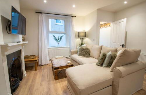 Stylish and Modern Town Centre End-of Terrace Home - Foto 1