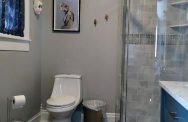 The Bluebird Guesthouse *walk to downtown* - Photo 32