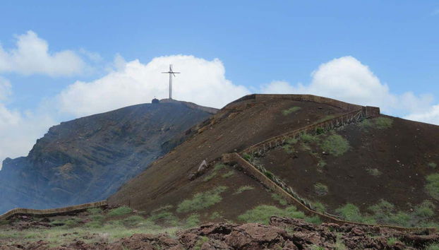 Excursión al volcán Masaya y laguna de Apoyo - Foto 2, Cruz en lo alto del volcán Masaya