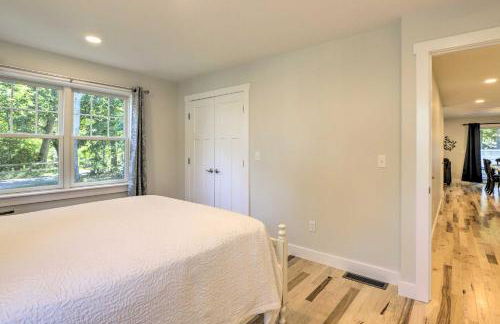 Sun-Dappled Retreat - Walk to Wickaboag Lake! - Foto 21