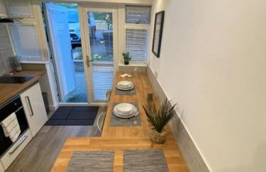 Stylish Detached Studio, Banstead with off street Parking - Photo 7