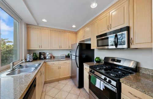 Beverly Hills Glamour Oasis 2 BR Apt with Parking 304 - Photo 11