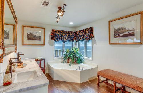 Luxe Home with Panoramic Greers Ferry Lake Views - Photo 15