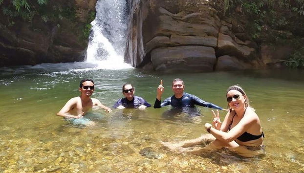Bañándonos en la cascada