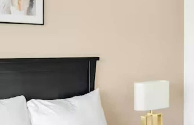 Lakeview Splendor 7BR Penthouse Bliss - Photo 6