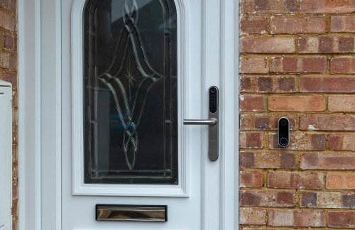 Modern Detached 4-Bedroom 2-Bath Home, Guildford - Photo 33