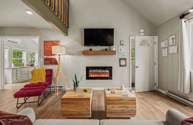 Inn the Poconos by Avantstay Private Lake Access Enclosed Hot Tub - Photo 3