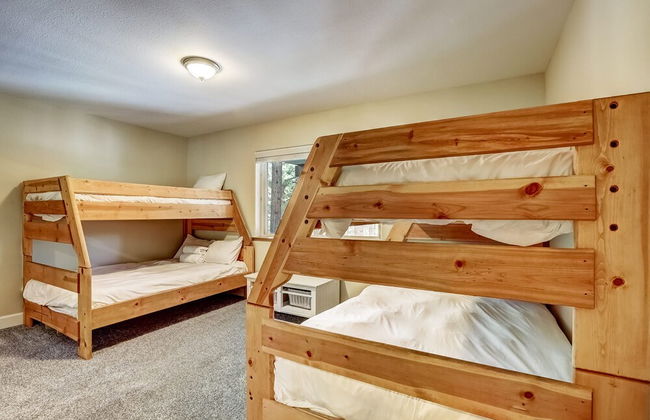 Nestled Pines Retreat Hot Tub, Pool Tahoe, Foosball, +more! - Foto 3