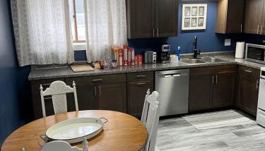 Entire level just off Interstate, free breakfast - Foto 3