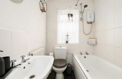 Modern Spacious Home - Parking - Sleeps 6 - minutes from the A1 & the Races - Foto 12