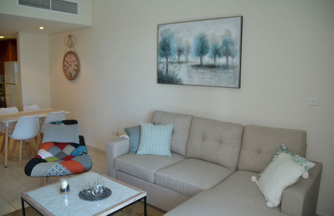 Delightful Lake View 1 Bedroom in JLT - Photo 9