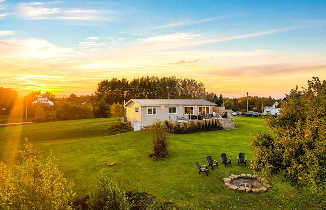 Cozy and Modern Oceanview Cottage With hot Tub - Photo 17