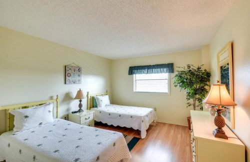 Walk to Madeira Beach Coastal Condo with Balcony - Photo 13