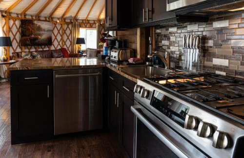 Otter Creek Luxury Yurt - Creekside Glamping with Private Hot Tub - Foto 16