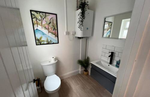 Altrincham House - 2BR - Sleeps 6 - WiFi - Parking - Foto 4