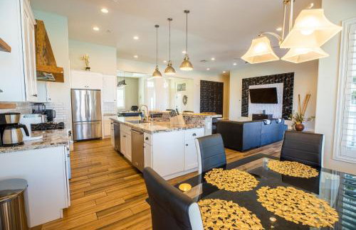 3400 SqFt House W/40Ft Heated Pool/Spa- Strip View - Photo 32