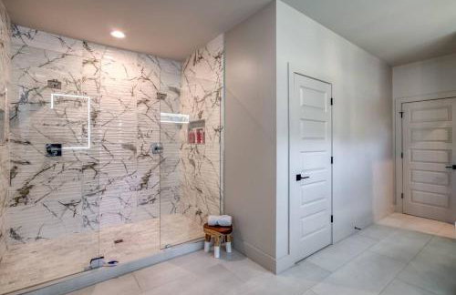 6BR Lakefront Private Dock & Bonfire Sleeps 12 - Foto 6