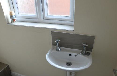 The Iris house is close to city centre and is ideal for tourists, visiting family members or work related activities including contractors - Foto 16