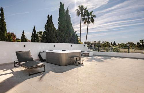 Villa With Jacuzzi and Panoramic Views in Prestigious El Rosario, Marbella - Foto 3