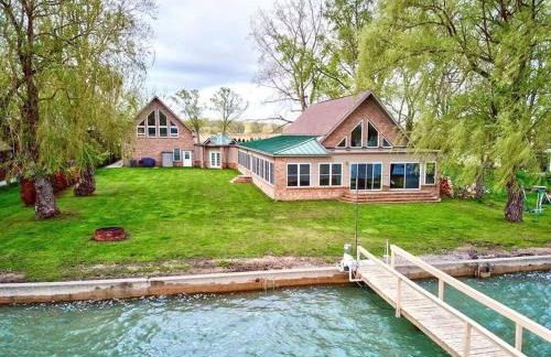 Newer Cottage on the Lake, ample space for boats - Foto 21