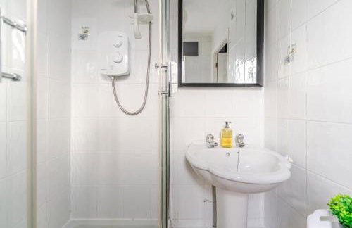 Modern Three Bedroom House Free parking wifi - Foto 16