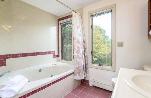 Stunning Spacious Cape Cod House with Water Views - Foto 23