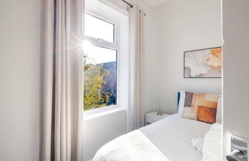 2BR Home in Gorton, Free Parking & Wi-Fi - Foto 4