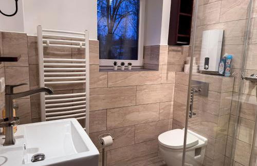 T&K Apartments - 8 Room Detached house - 6 min to Messe DUS - Private Parking - Foto 19