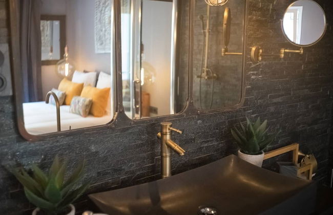 Miss Eiffel Tower - Photo 11