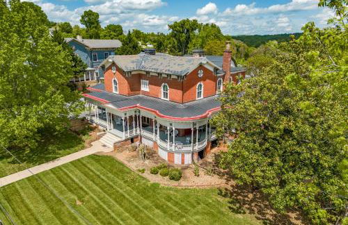 New Kid in Town - King Bed & Sofa Bed - Sleeps 2-4 - Photo 4