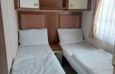 Cosy Caravan With Side Decking At Felixstowe Beach Holiday Park Ref 55012Sw - Foto 9