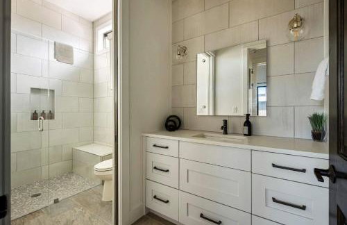 Luxe 3BR Lake Escape - BBQ Firepit & Pickleball - Foto 25