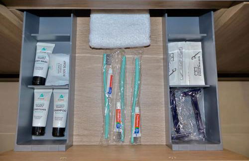 2 Masters, Newly renovated with new furnishings - 4BR 3BA - Photo 9