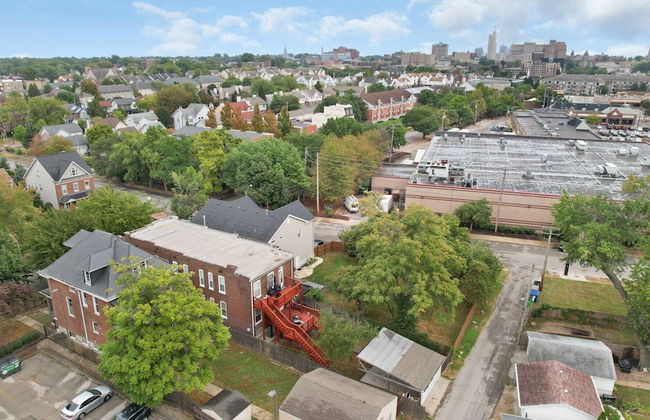 Spacious 3-Bedroom with King Bed - Photo 21