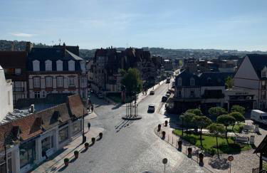 Duplex au cœur de Deauville avec vue imprenable et parking privé - Photo 7
