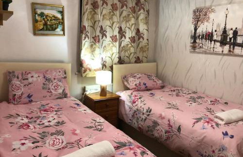 Cheerful 4 bedroom house with garden free parking - Photo 37